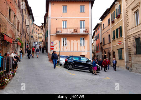 Scena di strada, Montepulciano, Toscana Foto Stock