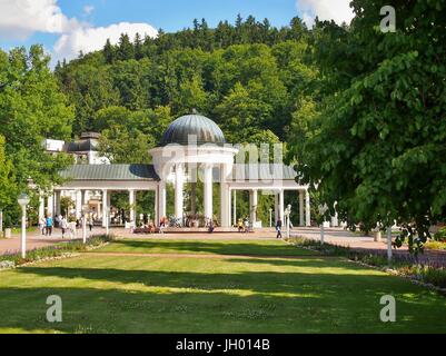 MARIANSKE LAZNE REPUBBLICA CECA - Luglio 03, 2017: parco principale e porticato di Marianske Lazne spa durante la stagione turistica in estate su luglio 03, 2017 Foto Stock