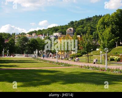 MARIANSKE LAZNE REPUBBLICA CECA - Luglio 03, 2017: parco principale e porticato di Marianske Lazne spa durante la stagione turistica in estate su luglio 03, 2017 Foto Stock