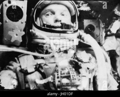 Astronauta John Glenn fotografato nello spazio da una sequenza automatica di immagini in movimento della fotocamera durante il suo volo su " Amicizia 7.' Glenn era in uno stato di assenza di peso che viaggia a 17.500 mph come questa foto è stata scattata. Foto Stock