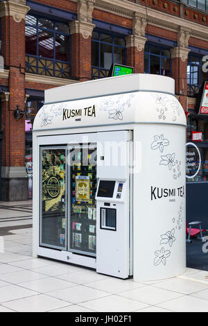 Il tè distributore automatico in corrispondenza di una stazione ferroviaria (Gare de Lille Fiandre, Lille, Francia) Foto Stock