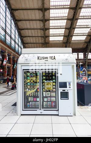 Il tè distributore automatico in corrispondenza di una stazione ferroviaria (Gare de Lille Fiandre, Lille, Francia) Foto Stock