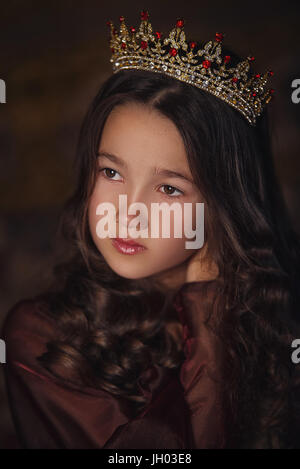 Piccola Principessa Corona E Acconciatura Del Diadema Di Usura Della Bambina  Accessorio Dei Capelli Piccolo Bambino Con Capelli B Fotografia Stock -  Immagine di bellezza, bimbo: 129860996