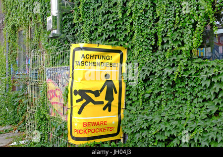 Avviso di accesso di visitatori nel quartiere artistico di Friedrichshain della presenza di borseggio. Foto Stock