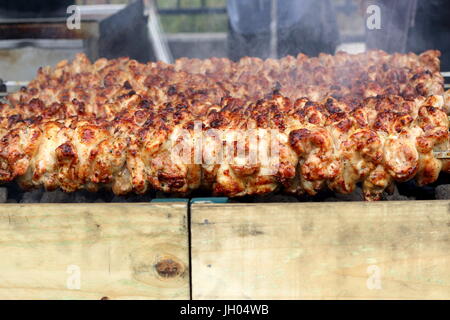 Barbeque pollo allo spiedo girarrosto Foto Stock