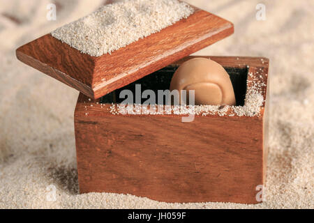 Cassa di legno aperto sulla spiaggia di sabbia Foto Stock