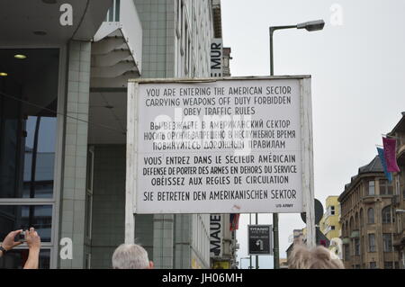 Il Checkpoint Charlie segno Foto Stock