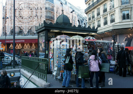 Persone, Galeries Lafayette Haussmann, Boulevard Haussmann - 75008, (75), Parigi, Francia Foto Stock