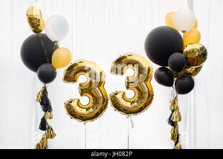 Palloncini di compleanno, palloncini dorati e neri. La zona foto è decorata  con palloncini neri e gialli. Palloncino rotondo dorato. Buon compleanno  Foto stock - Alamy