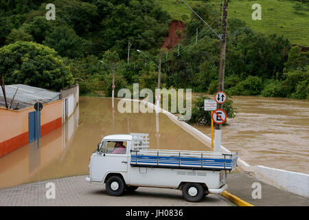 Città, sorvolati River, 29/12/2009, São Luís do Paraitinga, São Paulo, Brasile Foto Stock