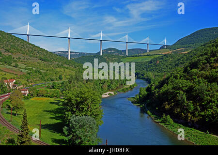 Il viadotto di Millau sopra la valle del Tarn, Aveyron, Massif-Central, Francia Foto Stock