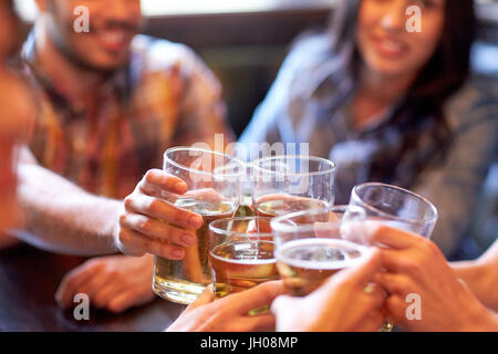 Felice gli amici a bere birra al bar o pub Foto Stock