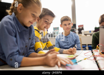 Felici i bambini con invenzione kit alla scuola di robotica Foto Stock