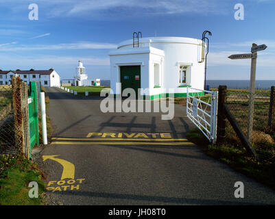 Gateway per St Ann's faro capo (sullo sfondo al centro) Il Pembrokeshire Coast a lunga distanza sentiero attraversa l'accesso privato road. Wales, Regno Unito Foto Stock