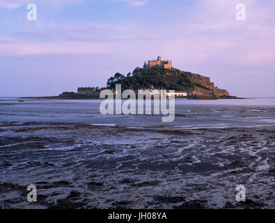 St Michael's Mount, Marazion, Penzance, Cornwall, guardando a sud-est dalla spiaggia con la bassa marea, mostrando l'isola con la chiesa, castello, porto e casa Foto Stock