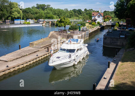 Imbarcazione a motore passando attraverso il Goring serratura, Goring-on-Thames, South Oxfordshire, Inghilterra Foto Stock