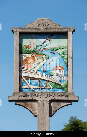 Goring-on-Thames Villaggio verniciato segno. South Oxfordshire, Inghilterra Foto Stock