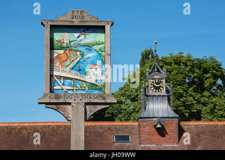 Goring-on-Thames Villaggio verniciato segno. South Oxfordshire, Inghilterra Foto Stock