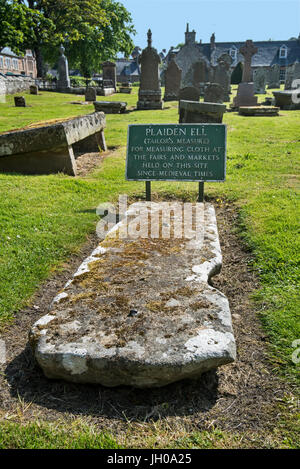 Plaiden Ell / personalizzare la misura della lunghezza utilizzata per la misurazione di panno all'Dornoch Cathedral sagrato, Sutherland, Highlands scozzesi, Scozia Foto Stock