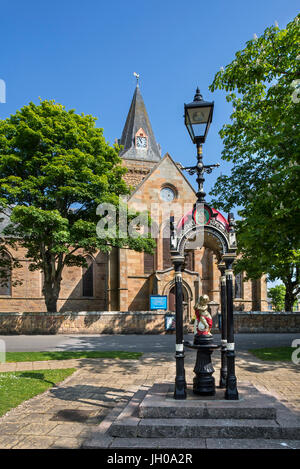 Anderson Memorial Fontanella nella parte anteriore del Dornoch Cathedral, chiesa parrocchiale della Chiesa di Scozia, Sutherland, Highland, Scozia Foto Stock