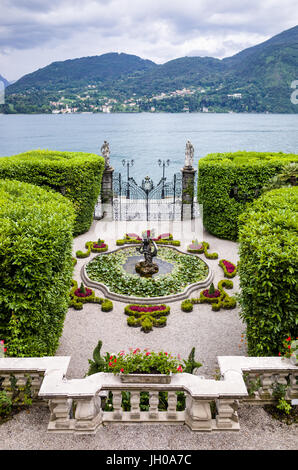 COMO, Lombardia, Italia - 15 giugno 2014: vista dal balcone di una villa italiana del giardino della destra sul lago di Como con balcone, fontana, gate e statue. Foto Stock