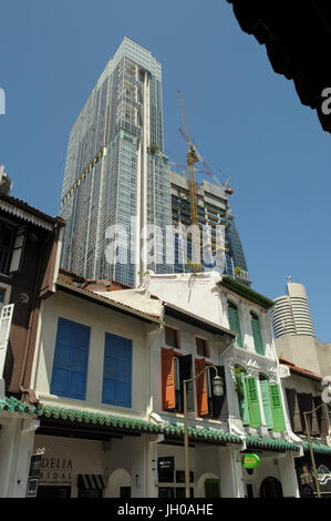 I vecchi edifici di bottega a Amoy Street, Chinatown, Singapore, con nuovi edifici in costruzione in background. Foto Stock