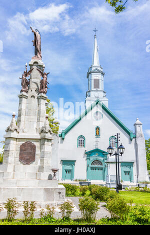 Saint-Augustin-de-Desmaures, Canada - 29 Maggio 2017: la parrocchia di Saint Augustin in piccola cittadina sul Chemin du Roy con la statua di Gesù Cristo Foto Stock