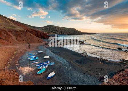Spiaggia vulcanica in El Golfo, Lanzarote, Isole Canarie, Spagna al tramonto Foto Stock