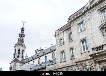 La città di Quebec, Canada - 29 Maggio 2017: città vecchia cattedrale di Notre Dame torna closeup di steeple Foto Stock