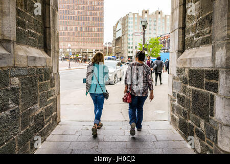 La città di Quebec, Canada - 29 Maggio 2017: Saint John's Gate fortezza ingresso alla città vecchia strada con auto e persone a piedi Foto Stock