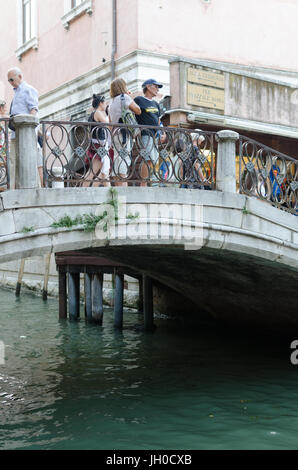 I turisti su un ponte vicino alla Chiesa dei Santi Apostoli, Venezia, Italia Foto Stock