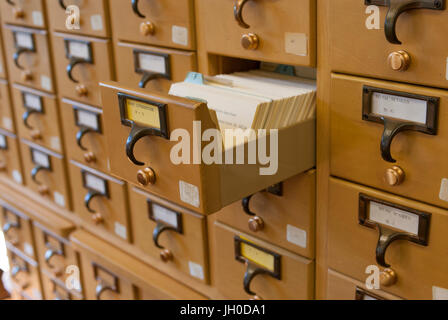 Un cassetto di legno catalogo schede in una libreria utilizzando il sistema di classificazione decimale Dewey Foto Stock