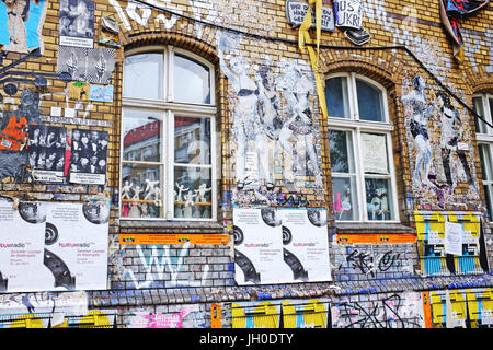 Coperto di graffiti esterno del vecchio edificio in fabbrica nel Friedrichshain-Kreuzberg zona di Berlino, Germania, una alternativa popolare attrazione turistica. Foto Stock