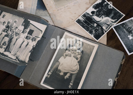 Le vecchie foto di famiglia e album fotografico con le immagini in bianco e nero. Retrò e vintage. Storica località Australiane e persone. Foto Stock