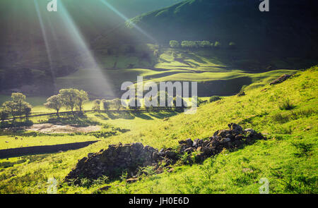 Kirkstone Pass nella luce del mattino vedendo dal crinale di alta Hartsop Dodd nel Parco Nazionale del Distretto dei Laghi, REGNO UNITO Foto Stock