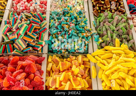 Zuccherini colorati dolci in un mercato Drusi in stallo Daliyat El Karmel, Haifa, distretto, Israele. Foto Stock