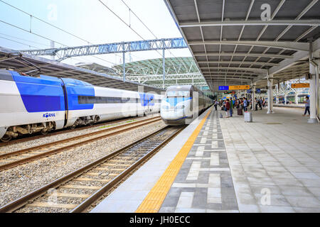 Jun 20, 2017 Alta velocità del treno bullet (KTX) e Korail treni si fermano alla stazione di Seul in Corea del Sud Foto Stock