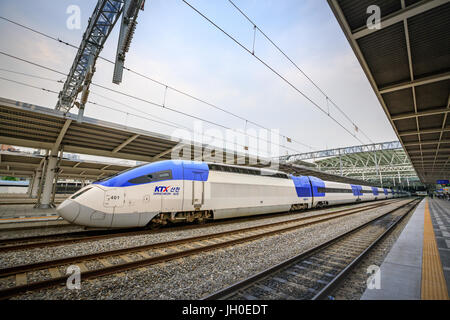 Jun 20, 2017 Alta velocità del treno bullet (KTX) e Korail treni si fermano alla stazione di Seul in Corea del Sud Foto Stock