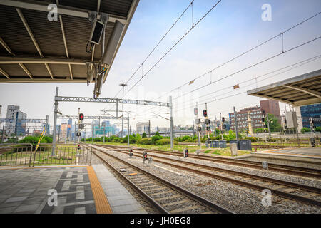 Jun 20, 2017 Alta velocità del treno bullet (KTX) e Korail treni si fermano alla stazione di Seul in Corea del Sud Foto Stock