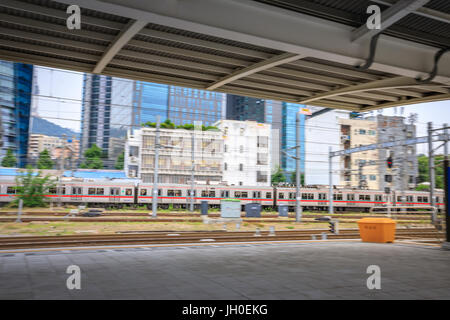 Seoul, Corea del Sud giu 20, 2017 il panning shot di un treno in movimento Foto Stock