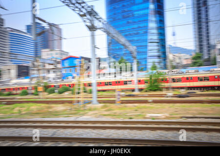 Seoul, Corea del Sud giu 20, 2017 il panning shot di un treno in movimento Foto Stock