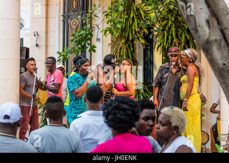 Una RUMBA Gruppo suona musica afro-cubane a VEDADO - Havana, Cuba Foto Stock