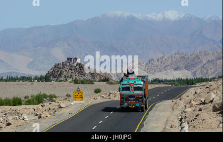 Ladakh, India - Luglio 17, 2015. Un Tata carrello acceso passa la strada in alta altitudine Ladakh-Leh strada in India. Ladakh è uno dei più scarsamente populat Foto Stock