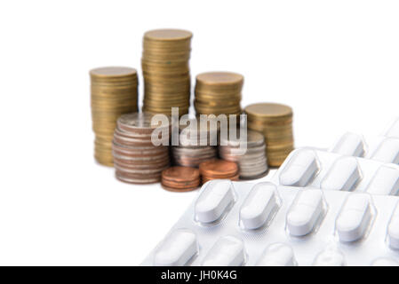 Pila di monete per far crescere il business con il farmaco, risparmiando denaro concept Foto Stock