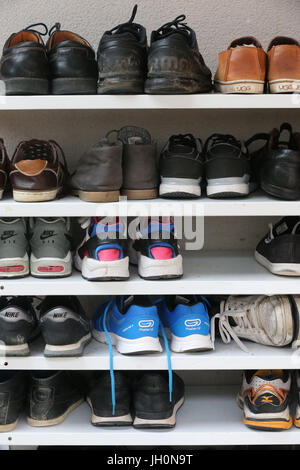 Scarpe a sinistra al di fuori di una moschea durante la preghiera. La Francia. Foto Stock