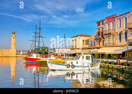 Il vecchio porto veneziano, il faro in background, Rethimno, Creta, Grecia Foto Stock