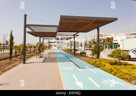 San Pedro de Alcantara, Spagna - 1 Giugno 2017: biciclette blu lane nella città di San Pedro de Alcantara. Provincia di Malaga, Andalusia, Spagna Foto Stock