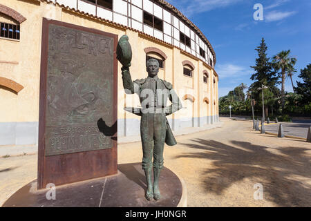 Lorca, Spagna - 29 Maggio 2017: storica corrida arena in Lorca con un monumento al celebre torero Pipino Jimenez. Provincia di Murcia, Spagna Foto Stock