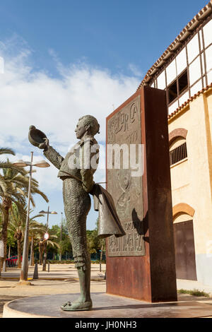 Lorca, Spagna - 29 Maggio 2017: storica corrida arena in Lorca con un monumento al celebre torero Pipino Jimenez. Provincia di Murcia, Spagna Foto Stock