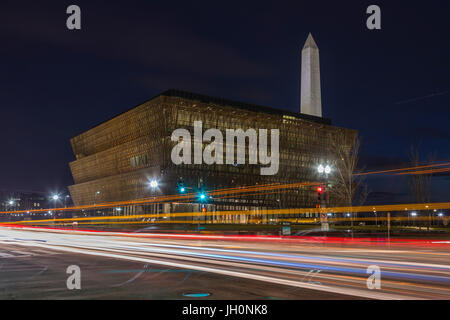 Il traffico crea percorsi di luce al crepuscolo al di fuori lo Smithsonian National Museum of African American Storia e cultura (NMAAHC) in Washington, DC. Foto Stock